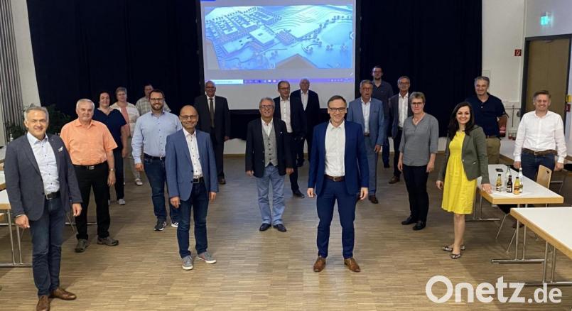 Dien Kreistagsmitglieder von CSU und Liste Zukunft und der Landrat vor einem Bild des Planentwurfs zum Neubau der Realschule in Kemnath. Bild: exb