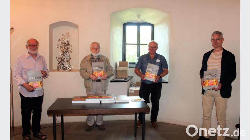 Heimatforscher Harald Fähnrich (Zweiter von links) stellte in der Burg sein neues Buch vor. Das Bild zeigt ihn mit dem früheren Bürgermeister Herbert Bauer, Verleger Eckhard Bodner und Druckerei-Chef Nils Wittmann (von links). Bild: stg