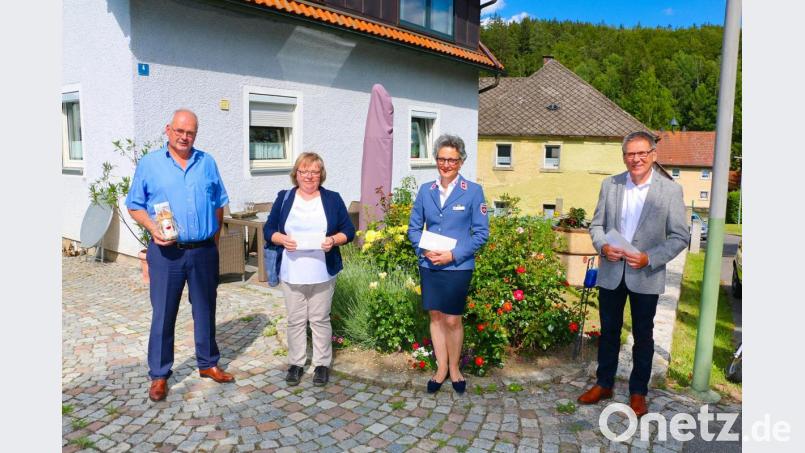 An Stelle persönlicher Geschenke wünschte sich Gottfried Härtl (links) zu seinem 60. Geburtstag kleine Spenden. Nun überreichte er 3000 Euro an soziale Einrichtungen. 
Bürgermeister Oskar Schuster, Adelheid von Gemmingen-Hornberg als Diözesanleiterin der Malteser und Monika Selch vom Verein Stiftland-Sternenkinder (von rechts) freuten sich über den nicht erwarteten Geldsegen. Bild: bsc