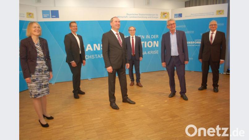 Es gibt Hilfsprogramme, sie müssen aber auch angenommen werden. Das war die Botschaft der Veranstaltung mit (von links) Sabine Jarothe (Bayerisches Wirtschaftsministerium), Rainer Seßner (Bayern Innovativ), Bayerns Wirtschaftsminister Hubert Aiwanger, Hans Peter Göttler (LfA-Förderbank Bayern), Arbeitgebervertreter Bertram Brossardt und Klaus Beier (Agentur für Arbeit). Bild: gib