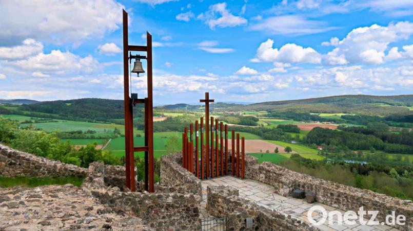 Eine beeindruckende Fernsicht bietet die Burgruine Waldeck. So ein Foto würde gut in die Kategorie „Landschaft im Naturpark Steinwald“ passen. Bild: bsc
