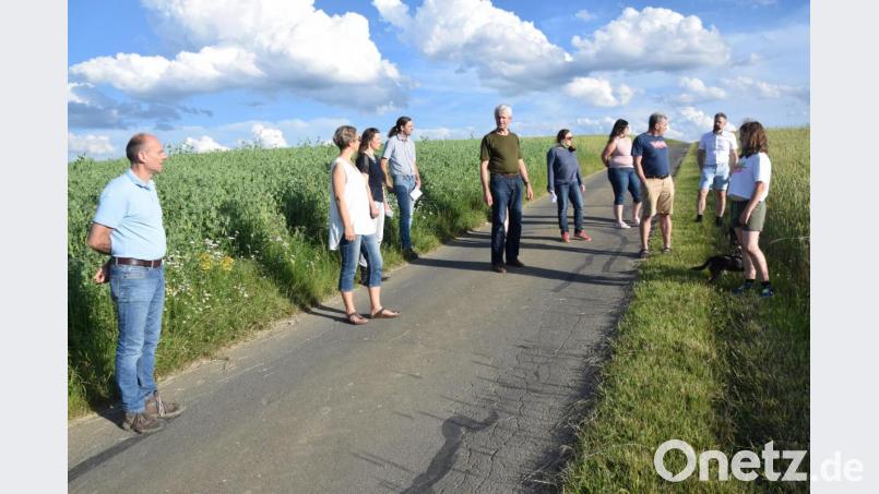 Alles Bio. Biobauer Thomas Übelacker (Fünfter von links) schildert seinen Besuchern, wie er sein Getreide biologisch gesund erhält. Bild: fz