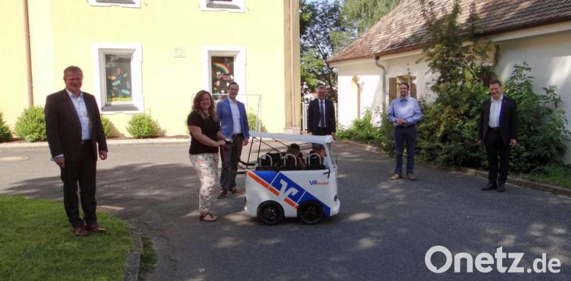 Bei der Übergabe des Kindermobils (von links): Raiffeisen-Vorstandsmitglied Martin Sachsenhauser, Erzieherin Julia Ambrose, BRK-Kreisgeschäftsführer Sebastian Schaller, Bürgermeister Michael Göth, der stellvertretende Leiter des Finanzreferats bei der Stadt, Martin Renner, sowie Raiffeisen-Vorstandmitglied Erich Übler. Bild: exb