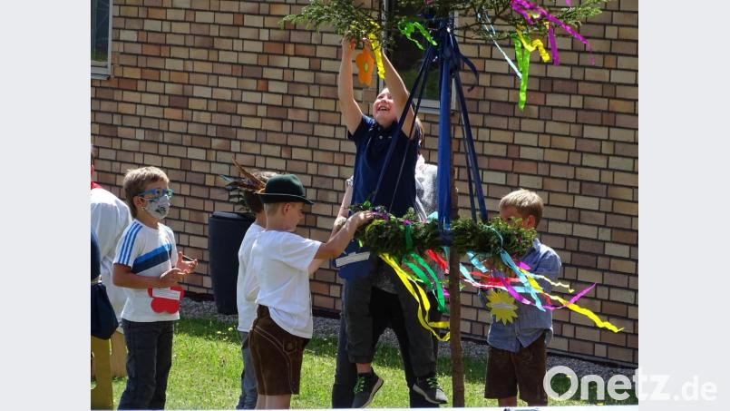 Statt des großen Kirwabaums gab es heuer nur einen sehr kleinen. Beim Gottesdienst konnten Kinder ihre schriftlich fixierten Wünsche an seine mit bunten Bändern geschmückten Äste hängen. Zum Beispiel diesen: "Gib denen Mut und Kraft, die sich um ein Mittel gegen Corona bemühen". Bild: Houschka