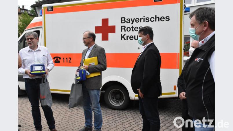 Professor Bernhard Graf, Dr. Mathias Kalkum, BRK-Kreisgeschäftsführer Sandro Galitzdörfer und Rettungsdienstleiter Peter Lischker (von links) bei der Übergabe. Bild: hcz