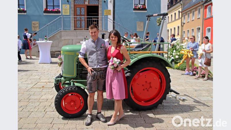 Natürlich durfte vor dem Rathaus auf dem Hochzeitsfoto auch ein Oldtimer Traktor nicht fehlen Bild: jma