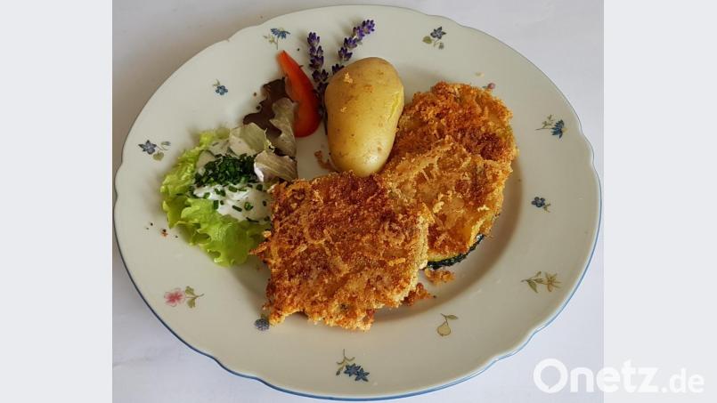 Macht nicht nur Vegetarier glücklich: Zucchini-Schnitzel mit Balsamico, Salat und neuen Kartoffeln. Bild: Gramolla