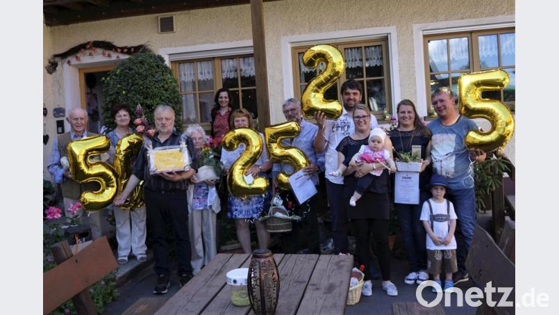 Bürgermeisterin Margit Bayer (hinten) und Familie Wegmann feiern das Urlaubsjubiläum mit den drei Familien Heider, Kenner/Hedermann und Pluntke (von links). Die Gastgeber Norbert Wegmann (Dritter von links), Rosalinde Wegmann (Zweite von links) und Karl Sticht (links) haben einen weiteren Grund zum Feiern: Der Ferienhof besteht seit 50 Jahren. Bild: fppp