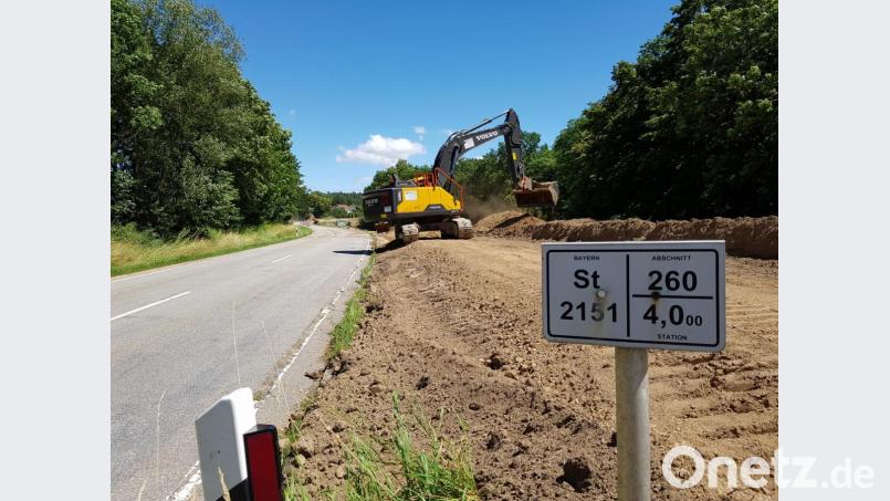 Seit Montag, 6. Juli, rollen die Bagger für eine Verbreiterung der Staatsstraße 2151 im Bereich Kemnath bei Fuhrn. Rund drei Millionen Euro wird dieser Ausbau kosten. Bild: mp