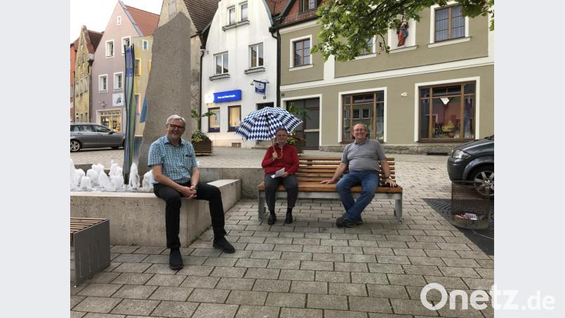 Eine erste Vorbesprechung für den Startschuss der historischen Stadtführungen ab Herbst 2020 fand bereits statt. Kulturreferent Max Peter (links), Regina Schmid (Mitte) und Bernhard Knauer (rechts) sind sich sicher, dass es mit neuen Szenen wieder ein Erfolg werden wird. Bild: exb