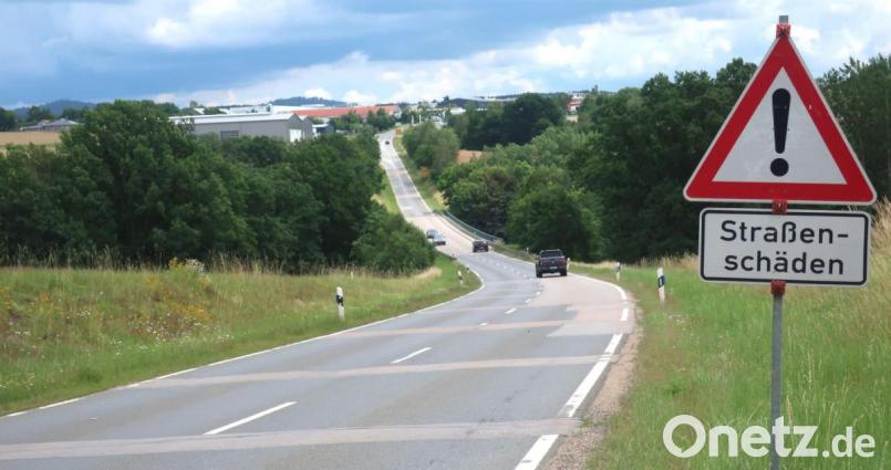 Auf einer Länge von gut vier Kilometern erneuert das Straßenbauamt Amberg-Sulzbach die Asphaltdecke der Umgehungsstraße von Neunburg vorm Wald. Bild: rhi