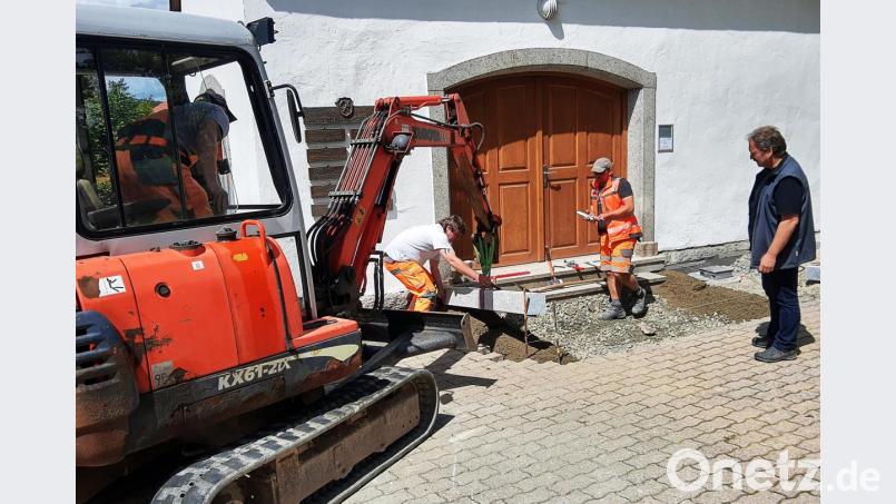 Ein engagiertes Team von Gemeindearbeitern aus Fachleuten und interkommunale Zusammenarbeit machen auch größere Projekte in Eigenregie möglich. Bagger und Lastwagen teilen sich die Gemeinden Brand und Nagel. Bürgermeister Bernhard Schindler infomiert sich über den Fortgang der Arbeiten und freut sich, wenn es zügig vorangeht. Bild: ld
