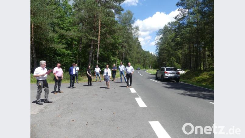 Die SPD-Kreisräte mit Fraktionssprecher Günter Stich (links) und Peter Lehr (rechts) fordern einen Radweg entlang der viel befahrenen NEW 43. Bild: rn