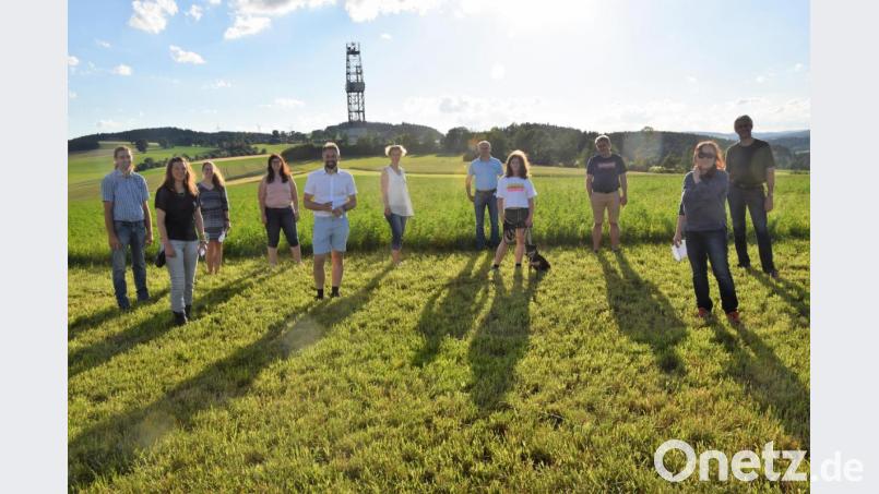 Biobauer Thomas Überlacker (rechts) hat seine Felder unmittelbar um Naabdemenreuth. Er plädiert für eine regionale Lebensmittelkette mit möglichst kurzen Wegen. Bild: fz