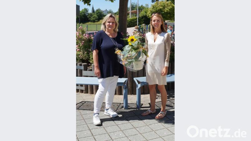 Rektorin Christine Schneider (links) begrüßte die designierte Konrektorin Stefanie Hauser, die sich beim Kollegium der Grundschule in Oberviechtach vorstellte. Bild: weu