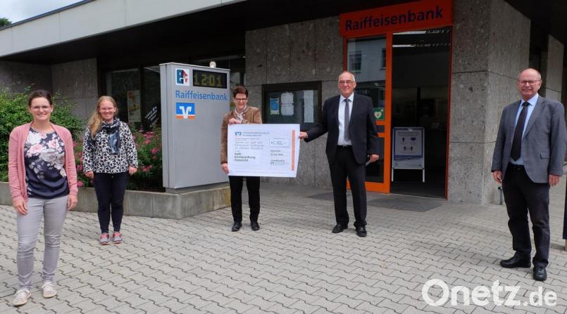 Strahlende Gesichter bei allen Beteiligten. Tamara Smola und Theresia Koch (von links), Pfarrer Heribert Englhard (rechts) freuen sich, dass das Projekt &quot;Neues Spielgerät für den Kindergarten&quot; ermöglicht werden kann. Geschäftsstellenleiter Josef Sirtl und Christine Lösch von der Volksbank-Raiffeisenbank Nordoberpfalz eG übergeben den Scheck über 5733 Euro. Bild: wlr