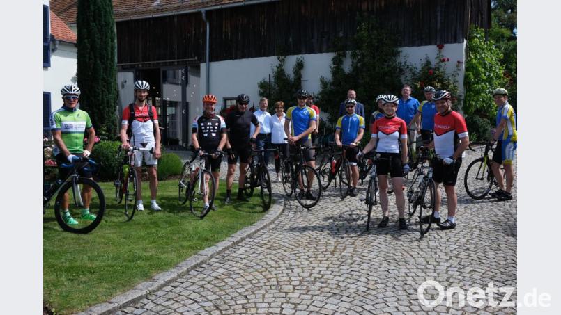Anfahrtstrecken zwischen 140 und 160 Kilometer haben die Fahrradkuriere vor sich, als sie im Beisein der Bürgermeister von Freihung und Vilseck (im Hintergrund) an der Elbarter Kulturscheune von Schirmherr Günter Preuß (hinten links) an den Start gehen. Bild: usc