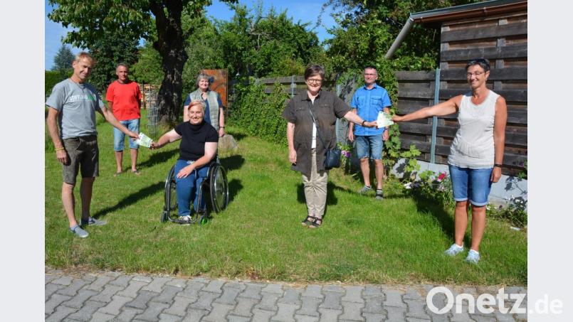 Heuer gab es zwar kein Straßenfest in der Bauvereinstraße, die Organisatoren wollten aber dennoch eine Spende überreichen. Jeweils 300 Euro gingen an die Aktion Feuerkinder und die Selbsthilfegruppe Behinderte/Nichtbehinderte. Bei der Übergabe mit dabei waren (von links) Volker Führlich, Harald Süß, Martina Sötje, Christine Fröhlich (im Hintergrund), Dr. Annemarie Schraml sowie Ulf und Heike Walther. Bild: jr