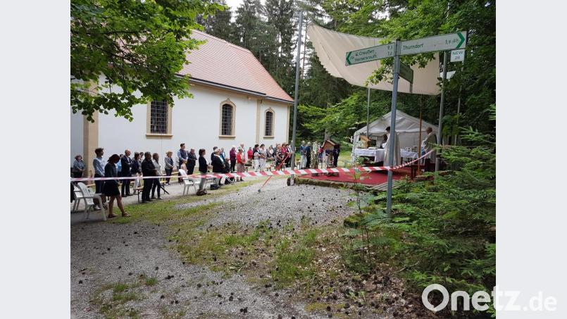 Gottesdienstbesucher innerhalb der Absperrung. Bild: hzi