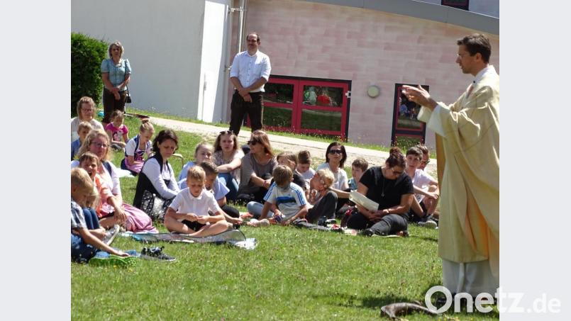 Corona sorgte für eine Premiere: Erstmals gibt es in Dürnsricht einen Familiengottesdienst im Freien. Am Kirchweihsonntag hält Pfarrer Michael Hoch die Messe und bezieht ganz besonders die Kinder in das Geschehen mit ein. Bild: Houschka