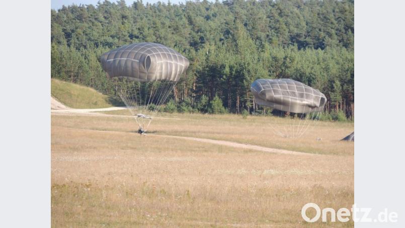 Wie bei dieser Übung vor einiger Zeit üben die Fallschirmspringer der US-Armee regelmäßig den Absprung aus dem Flugzeug. Meist geht das gut – doch am vergangenen Mittwoch gab es eine Bruchlandung. Archivbild: mor