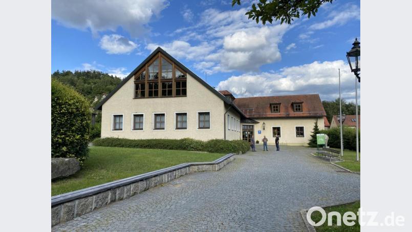 Das Rathaus bekommt heuer noch den schon länger geplanten neuen Anstrich; der Gemeinderat hat den Auftrag vergeben. Bild: Eichl