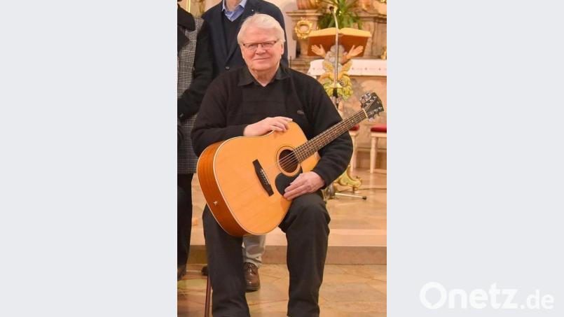 Reinhold Maß an der Gitarre Bild: hbl