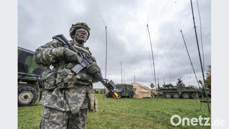 Ein US-Soldat steht in Kleinfalz nahe dem Truppenübungsplatz Grafenwöhr vor einem mobilen taktischen Lagezentrum der US-Armee. Insgesamt sind knapp 35.000 US-Soldaten in Deutschland stationiert. Bild: Armin Weigel/dpa