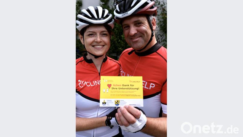 Kleine Dankeschönkarten brachten die Kuriere zu den Sponsoren. Initiatoren und Organisatoren sind Markus und Marina Burgenmeister. Bild: usc