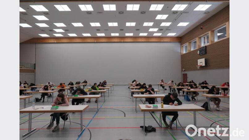 43 Prüflinge traten in der Kemnather Mehrzweckhalle zum Qualifizierenden Abschluss der Mittelschule 2020 an. Bild: jzk