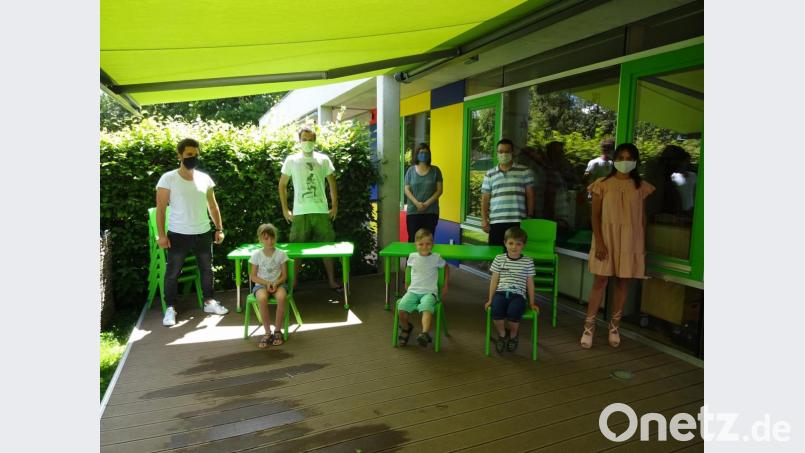 Die Mädchen und Buben freuen sich über die neuen Stühle und Tische. Bild: exb