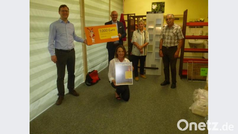 Kommunalbetreuer Wolfgang Dumm (links) überreichte den Preis "Lesezeichen" an (von rechts) Franz und Maria Singer, Büchereileiterin Lisa Auburger und Bürgermeister Maximilian Beer. Bild: mad