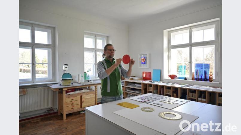 Der Glaskünstler Bernhard Dagner aus Krummennaab erhält den Kulturpreis des Bezirks. Bild: Dagner