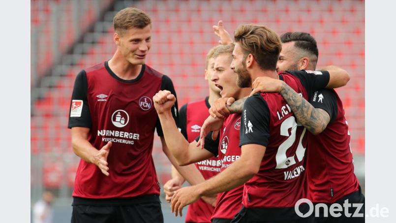 Der Nürnberger Fabian Nürnberger jubelt mit seinen Kollegen Patrick Erras , Mikael Ishak und Enrico Valentini über seinen Treffer zum 2:0. Bild: Daniel Karmann
