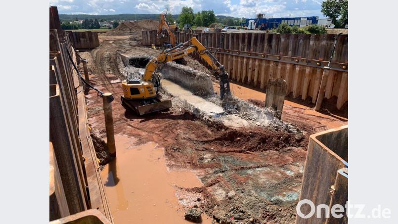 Die knapp 50 Meter lange Betonröhre des Waldnaab-Dükers wird abgebrochen. Bild: Wasserwirtschaftsamt Weiden/exb