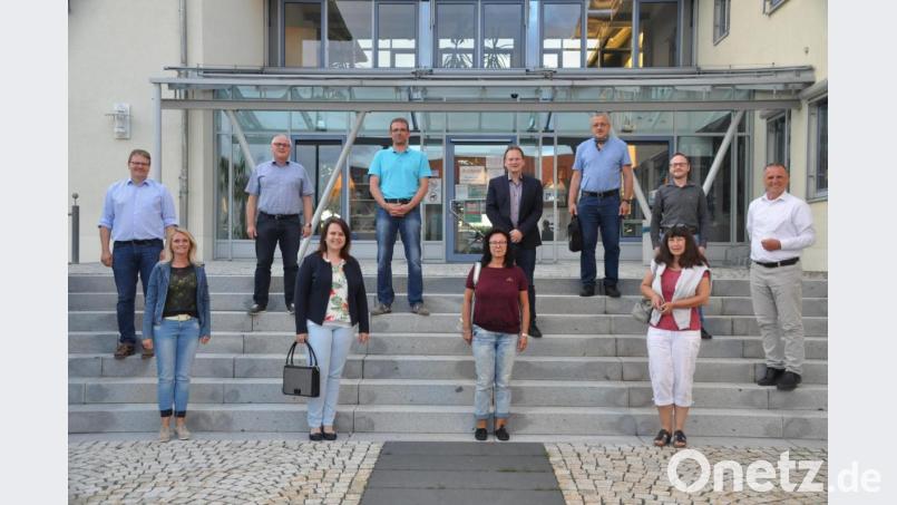 Sozialausschuss
untere Reihe v.l. Ursula Hörath, Melanie Herrmann, Annke Gräbner, Claudia Fischer
obere Reihe v.l. Matthias Busch, Rudi Kirchberger, Christian Bäß, 1. Bgm. Christian Porsch, Karl-Heinz Sehnke, Thorsten Neugirg, Dr. Wolfgang Hübner Bild: ak