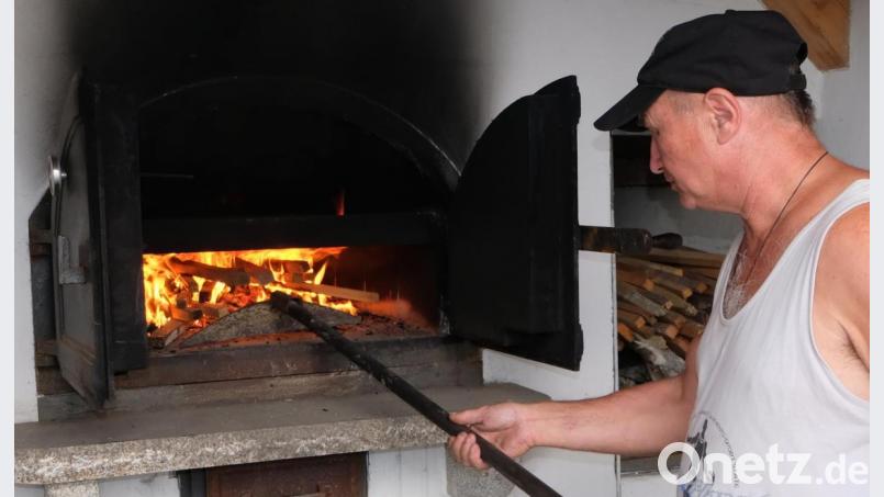 Backofenwart Sigi Schell steht in den Startlöchern. Wenn die Funktionskontrolle am Vereinsbackofen am Rathausplatz gut verläuft und auch gesetzliche Regelungen nicht dagegensprechen, wird es am Samstag, 8. August, ab 14 Uhr einen Backtag geben. Bild: le