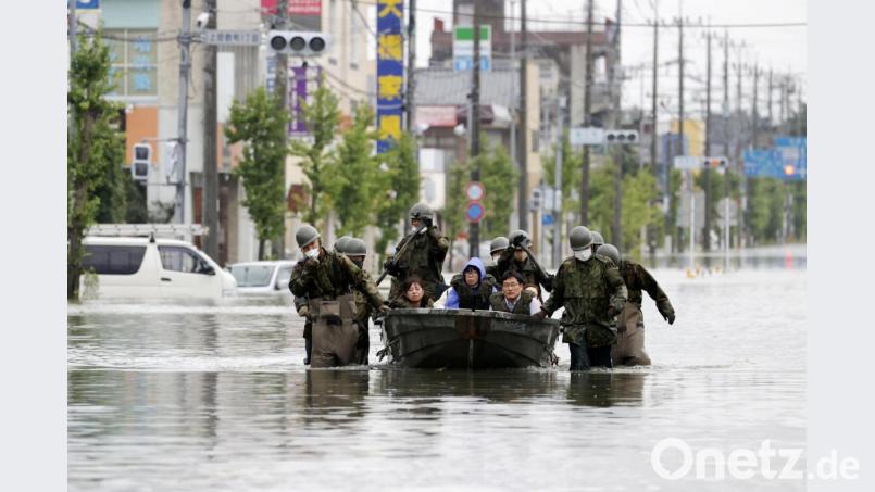 Japanische Soldaten beim Rettungseinsatz in den überschwemmten Straßen von Omuta. Foto: Juntaro Yokoyama/Kyodo News/AP/dpa Bild: Juntaro Yokoyama