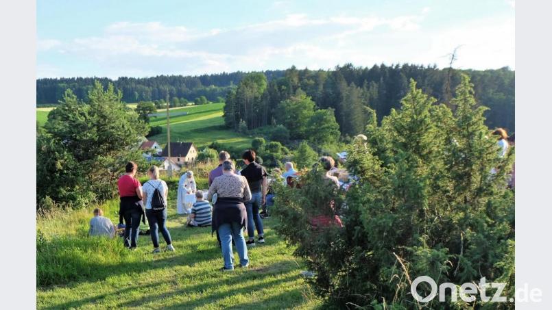 Auch wenn in diesem Jahr der Grill nicht angeschürt wurde, kamen zu dem Gottesdienst auf dem Schlögelsmühlefelsen zahlreiche Gläubige. Bild: dü