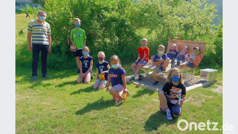 Großen Spaß hatten 23 Kinder beim Suchen nach dem Buch „Max und Moritz“, das in einer Bücherkiste beim Lesebankerl in Altenreuth/Bärnhöhe versteckt war. Im Bild Bürgermeister Oskar Schuster (links) nach der Siegerehrung mit einem Teil der Kinder. Bild: bsc