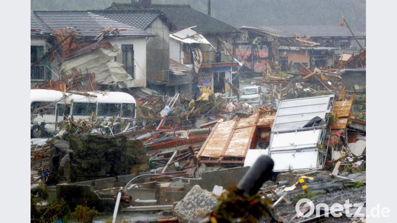 Trümmer in einem Wohngebiet des von der Flut verwüsteten Dorfes Kuma. Die Behörden warnen unterdessen weiter vor den andauernden Gefahren durch die rekordstarken Niederschläge. Bild: kyodo/dpa