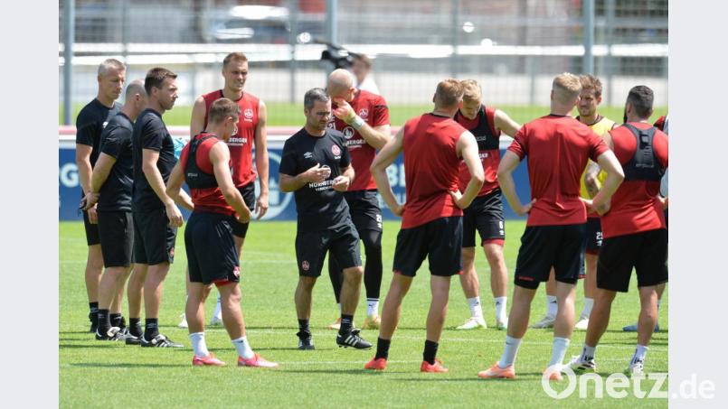Volle Konzentration: Michael Wiesinger (Mitte) fordert von den Profis des 1. FC Nürnberg &quot;Lauffreude, Willenskraft und die Gier, dem Partner auf dem Platz zu helfen&quot;. Zum ersten Schlagabtausch in der Relegation gegen den FC Ingolstadt kommt es am Dienstag (Anpfiff 18.15 Uhr). Bild: Timm Schamberger/dpa