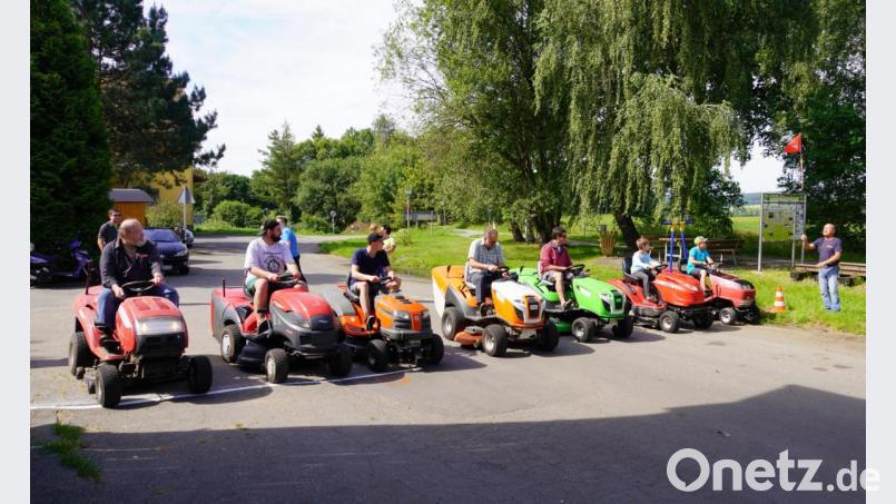 Beim "Big Valley-Rasentraktorrennen 2020" stehen die Teilnehmer gespannt am Start und warten auf die Rennfreigabe. Bild: fvo