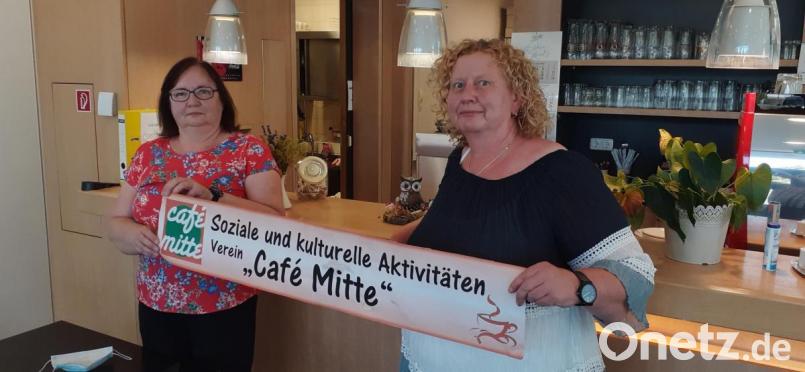 Um das Café Mitte kümmert sich mit Vereinsvorsitzender Martina Lang (links) nun Karin Rockinger. Bild: Klaus Lang/exb