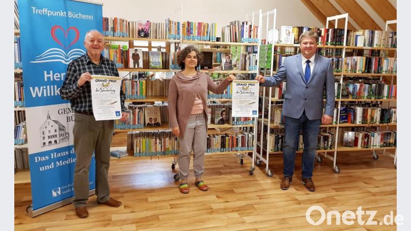 Bürgermeister Stephan Braun (rechts) und weitere Verantwortliche freuen sich auf den „Grand Prix der Schreiberlinge“, an dem junge und erwachsene Autoren teilnehmen können. Bild: dü
