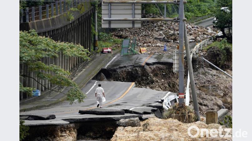 Rekordstarke Regenfälle hatten am Wochenende schwere Überflutungen und Erdrutsche im Südwesten Japans ausgelöst und hohe Schäden verursacht. Hier eine völlig zerstörte Straße nahe Kumamura. Foto: Koji Harada/Kyodo News/AP/dpa Bild: Koji Harada