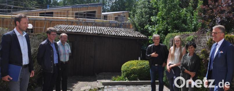 Im Rahmen des Kommunalen Förderprogramms der Stadt werden neben den Maßnahmen in der Altstadt auch Vorhaben in der Peripherie unterstützt. So etwa die Sanierung von Nebengebäuden, wie Garagen oder Gartenhäusern. Pfarrer Harald Thiermann plant eine entsprechende Maßnahme an der Ringstraße und kann dazu auch die Beratung und Förderung durch die Stadt in Anspruch nehmen. Im Bild (von links): Stellvertretender Stadtkämmerer Harald Eckstein, Stadtbaumeister Andreas Ockl, Pfarrer Harald Thiermann, Architekt Thomas Sticht, Verena Illgen und Angela Grohmann von der Kewog sowie Bürgermeister Franz Stahl. Bild: ws