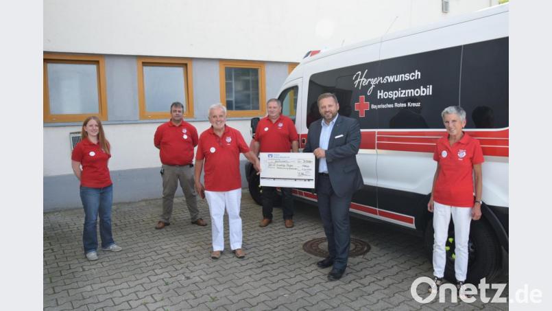 Sabrina Kreuzer, Michael Babl, Bernd Hofmann, Robert Fröhler und Veronika Hofmann (von links) übergaben einen Scheck über 3000 Euro an BRK-Kreisgeschäftsführer Jürgen Zosel (Zweiter von rechts). Bild: hod