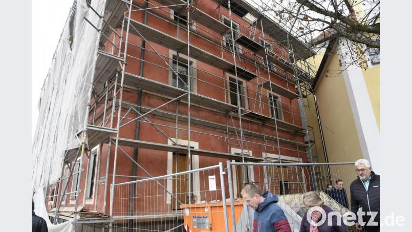 Wenn alles gut geht, könnten Gerüst und Bauarbeiter im April vom Roten Schulhaus weg sein. Bild: Petra Hartl