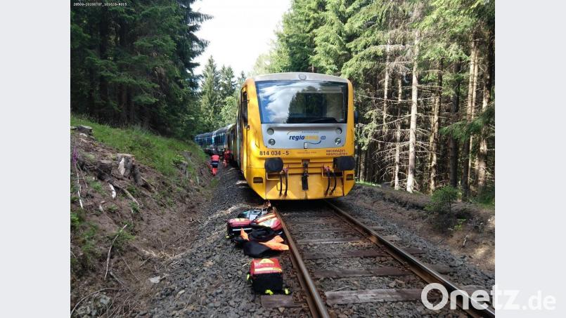 Beim Frontalzusammenstoß zweier Personenzüge auf einer Strecke durch das Erzgebirge zwischen Tschechien und Deutschland hat es Tote und Verletzte gegeben. Zwei Menschen seien ums Leben gekommen, sagte der Sprecher des Rettungsdienstes in Karlsbad (Karlovy Vary), Radek Hes, am Dienstagnachmittag. Bild: Staatliche Eisenbahnverwaltung Tschechiens (S·DC)/dpa